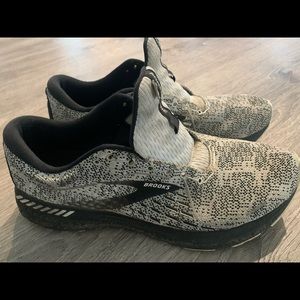 MENS Brooks Adrenaline shoes with cushion soul. Used. No laces.